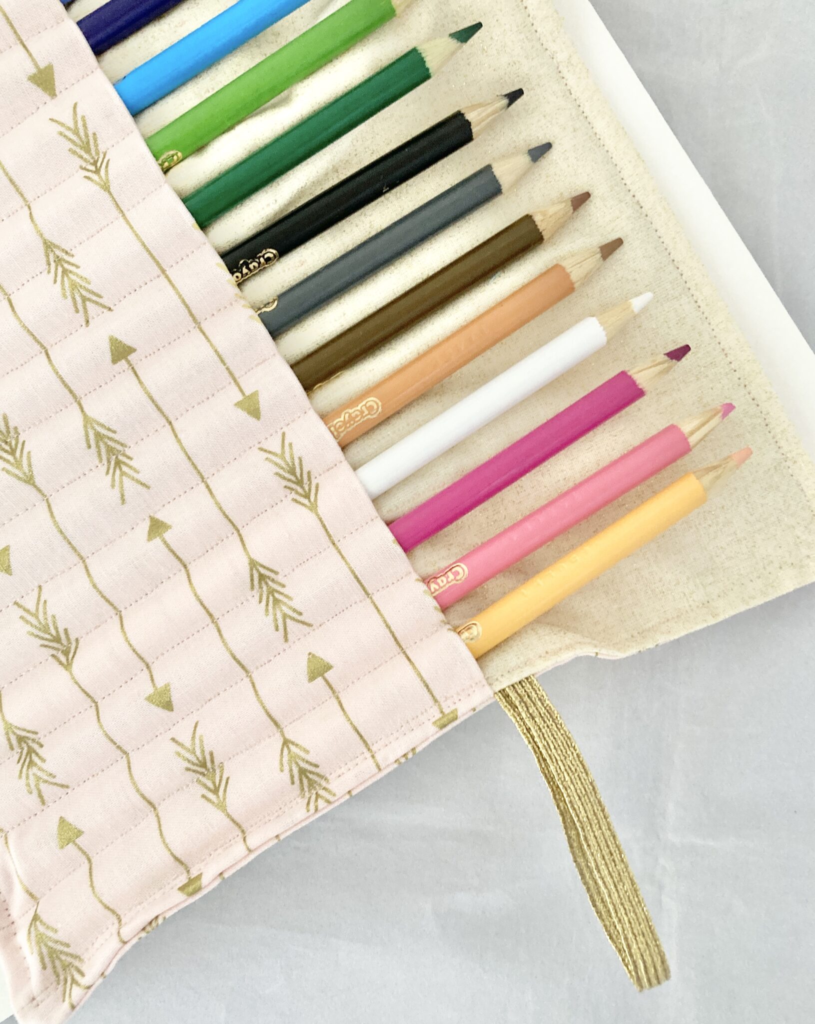 Colored pencil roll Merchlet